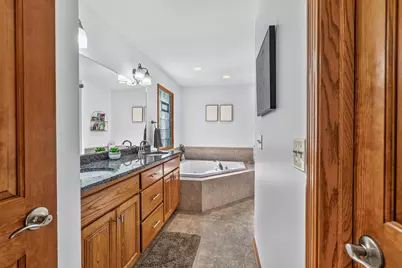 4370 W Carmel Dr, Franklin, WI 53132 - Photo 19