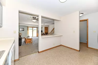 1352  Meadowcreek Dr #F, Pewaukee, WI 53072 - Photo 5