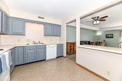 1352  Meadowcreek Dr #F, Pewaukee, WI 53702 - Photo 5