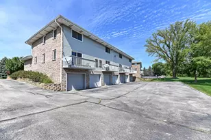 1352 Meadowcreek Dr, Pewaukee, WI 53702 - Photo 23