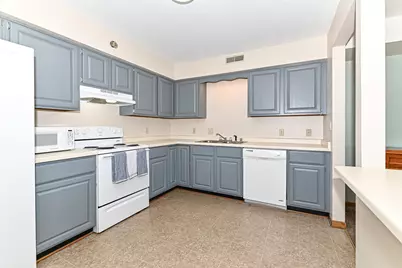 1352  Meadowcreek Dr #F, Pewaukee, WI 53072 - Photo 3