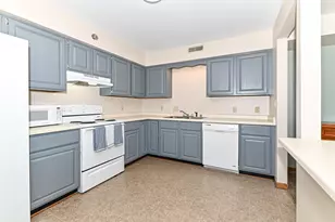 1352 Meadowcreek Dr, Pewaukee, WI 53072 - Photo 3