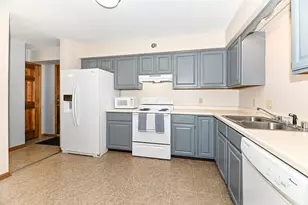 1352 Meadowcreek Dr, Pewaukee, WI 53702 - Photo 7