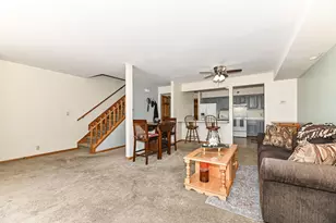 1352 Meadowcreek Dr, Pewaukee, WI 53072 - Photo 9