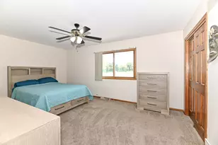1352 Meadowcreek Dr, Pewaukee, WI 53702 - Photo 19