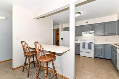 1352  Meadowcreek Dr #F, Pewaukee, WI 53072 - Photo 7