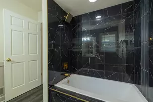 8530 W Woodfield Ct, Franklin, WI 53132 - Photo 7