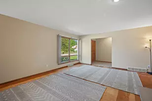 1940 S Parkwood Ln, New Berlin, WI 53151 - Photo 9