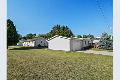 304  Park Ln, Mishicot, WI 54228 - Photo 5