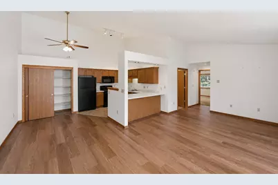 6105 S Creekside Dr #7, Cudahy, WI 53110 - Photo 3