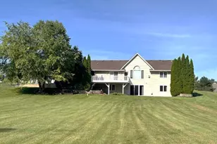 8651 Fieldstone Ct, Burlington, WI 53105 - Photo 3