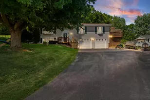 727 4th St, La Crescent, MN 55947 - Photo 1