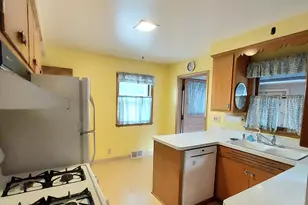 700 E Chateau Pl, Whitefish Bay, WI 53217 - Photo 7