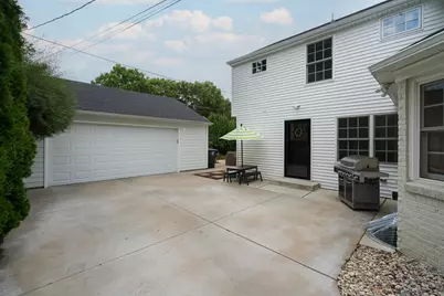 2426 N 93rd St, Wauwatosa, WI 53226 - Photo 35