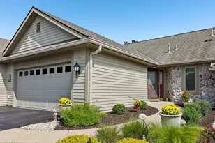 526 Oak Ridge Dr, Hartland, WI 53029 - Photo 1