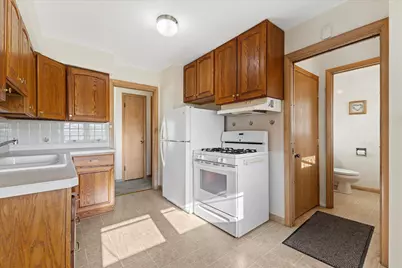 5516 N 103rd St, Milwaukee, WI 53225 - Photo 9