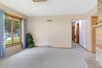 542 E Van Beck Ave, Milwaukee, WI 53207 - Photo 9