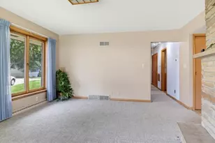 542 E Van Beck Ave, Milwaukee, WI 53207 - Photo 9