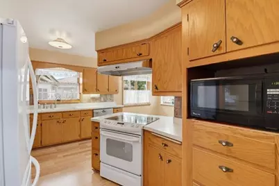 542 E Van Beck Ave, Milwaukee, WI 53207 - Photo 3
