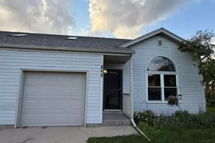 885 S Imperial Dr, Hartland, WI 53029 - Photo 3