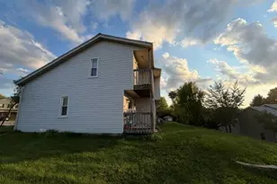 885 S Imperial Dr, Hartland, WI 53029 - Photo 9