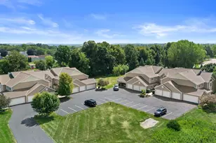 758 Bridlewood Dr, Hartford, WI 53027 - Photo 3