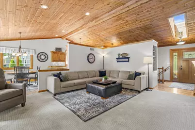 335 W Highland Dr, Grafton, WI 53024 - Photo 7