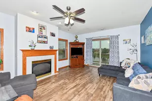 W173N5537 Ravenwood Dr, Menomonee Falls, WI 53051 - Photo 7