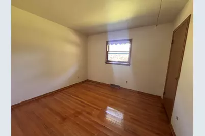 5800  Lakeview Dr, Greendale, WI 53129 - Photo 11