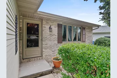 3177  Bellfield Dr, Oshkosh, WI 54904 - Photo 3
