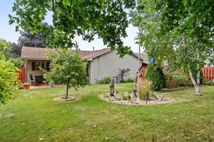 3177 Bellfield Dr, Oshkosh, WI 54904 - Photo 9