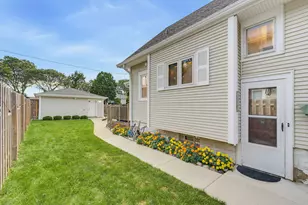 2403 S 95th St, West Allis, WI 53227 - Photo 31