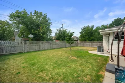 9537 W Sarasota Pl, Wauwatosa, WI 53222 - Photo 23
