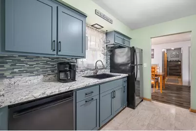 9537 W Sarasota Pl, Wauwatosa, WI 53222 - Photo 9