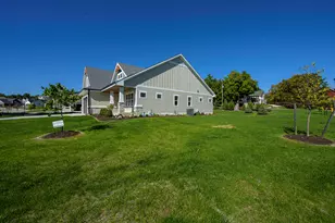 N55W25226 Crescent Hill Dr, Sussex, WI 53089 - Photo 5