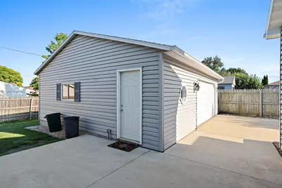 1525 S 25th St, Manitowoc, WI 54220 - Photo 5