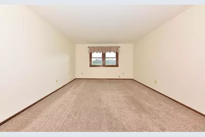 106  Tamarack Cir, Hartford, WI 53027 - Photo 3