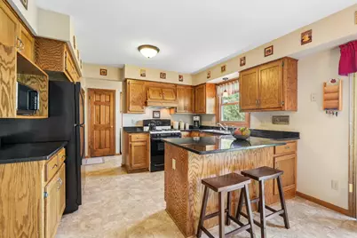 306 W Juniper Dr, Grafton, WI 53024 - Photo 9