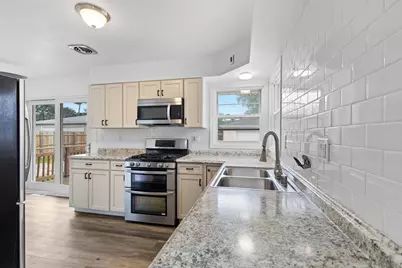 8128 W Sunbury Ct, Milwaukee, WI 53219 - Photo 7