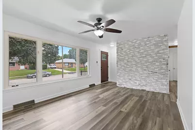 8128 W Sunbury Ct, Milwaukee, WI 53219 - Photo 3
