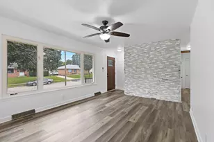 8128 W Sunbury Ct, Milwaukee, WI 53219 - Photo 3
