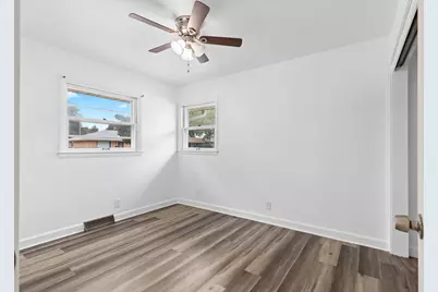 8128 W Sunbury Ct, Milwaukee, WI 53219 - Photo 9