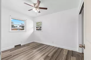 8128 W Sunbury Ct, Milwaukee, WI 53219 - Photo 9