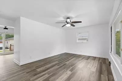 8128 W Sunbury Ct, Milwaukee, WI 53219 - Photo 5