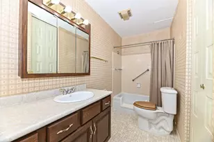6183 W Howard Ave, Greenfield, WI 53220 - Photo 23
