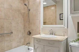 929 N Astor St, Milwaukee, WI 53202 - Photo 21