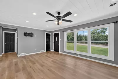 W164N11974  Fond Du Lac Ave, Germantown, WI 53022 - Photo 5