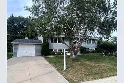 648  Hollybrook Ln, Saukville, WI 53080 - Photo 1