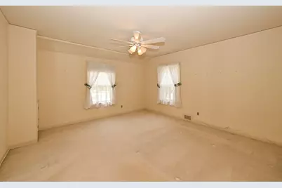 2576  Pasadena Blvd, Wauwatosa, WI 53226 - Photo 25