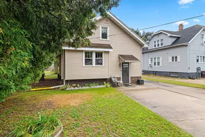 1012  Philippen St, Manitowoc, WI 54220 - Photo 9